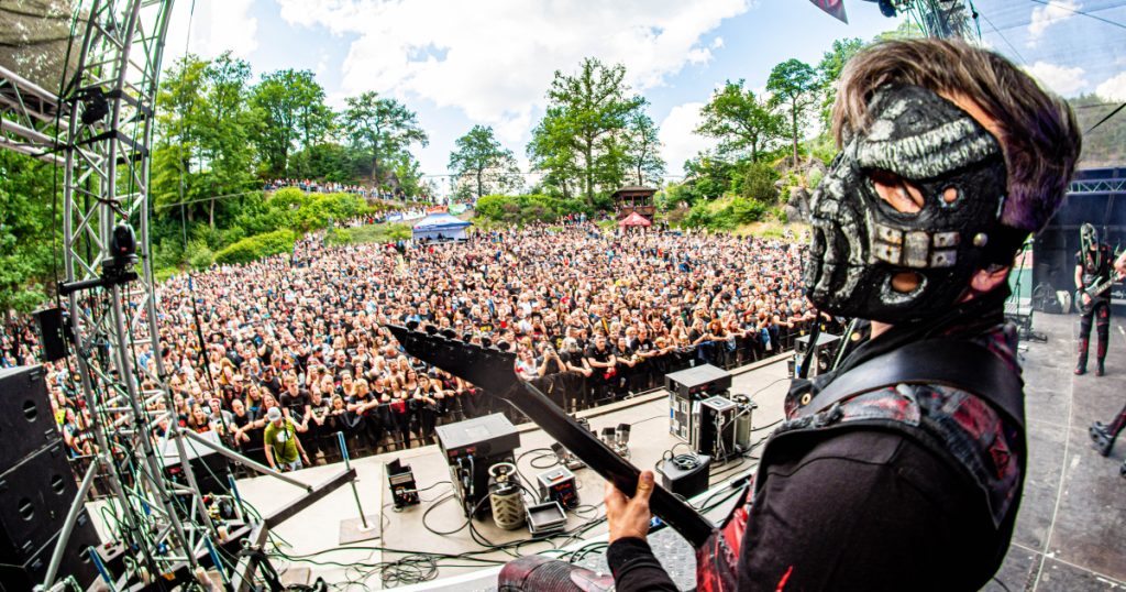 Saznajte sve o bendu Dymytry – povijest, diskografija, nastupi uživo, članovi i njihov utjecaj na češku metal scenu. Otkrivamo psy‑core energiju i jedinstveni vizualni stil ovog metal benda.